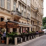 Apartment At The Deak Ferenc Ter