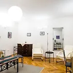 Apartment At The Deak Ferenc Ter