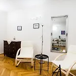 Apartment At The Deak Ferenc Ter