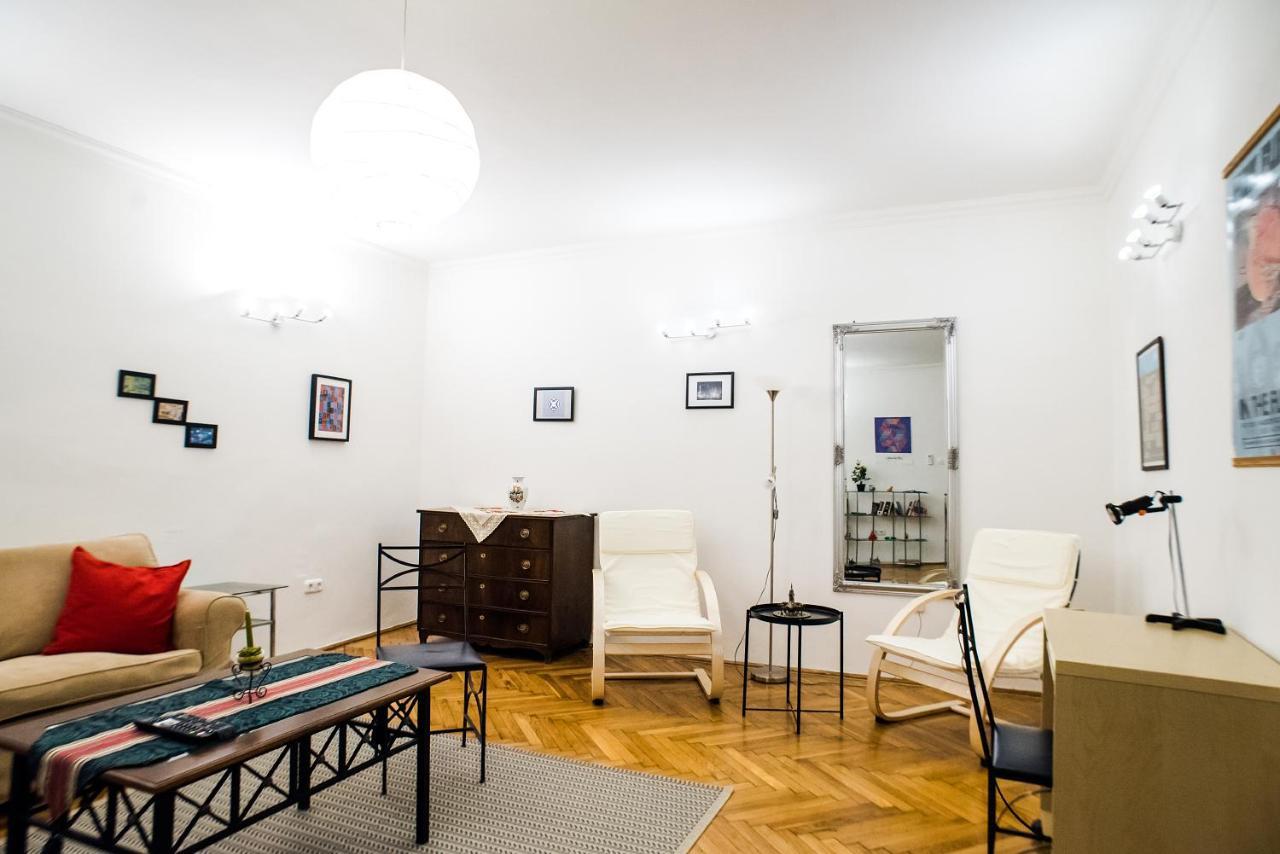 At The Deak Ferenc Ter Appartement *