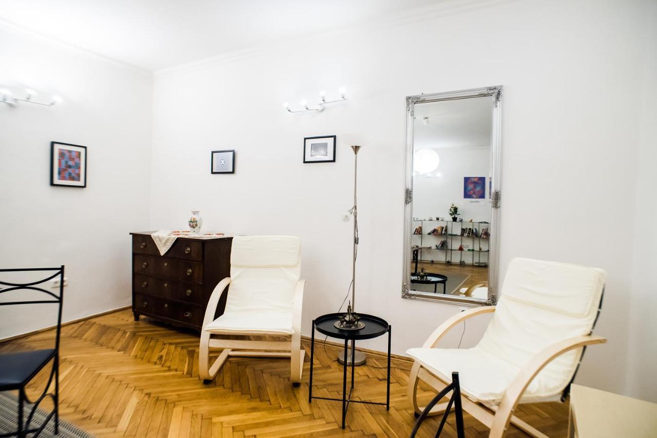 At The Deak Ferenc Ter Appartement